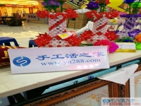錢不好掙生活壓力大，廣西桂林鄧女士在家做手工活補貼家用