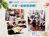 在家賺錢的方法之：街坊鄰居聚在一起做手工活，歡歡喜喜把錢掙！