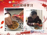 霜降過后天氣轉(zhuǎn)涼，黑龍江北安市滿女士在家做手工活賺錢不用外出受凍