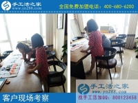 邊帶孫子邊做手工活賺錢，甘肅蘭州市騰老太的幸福晚年生活