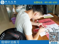 安徽六安“巧手小伙”來公司現(xiàn)場學珠繡針法，男人一樣可以做好手工活！