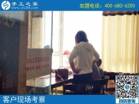 在家坐著數(shù)錢不是夢！河南新鄉(xiāng)陳女士做手工活實(shí)現(xiàn)居家就業(yè)