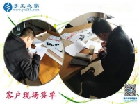 在家串珠手工活，讓河北衡水深州市高先生業(yè)余又多了一份收入