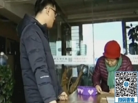 快過年了，娘兒倆來手工之家考察，母親不斷地欣賞珠繡畫
