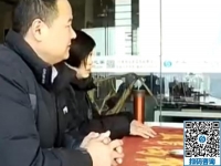 夫妻兩個認(rèn)真聽接待人員講解珠繡手工活的合作模式