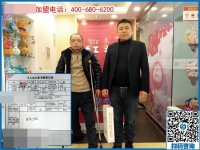 湖南一50歲殘疾老人拄著雙拐，2000多里路程來到手工之家為哪般？