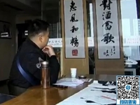 小伙子對(duì)雅薇麗繡很感興趣，與接待老師交談甚歡