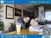 找個在家掙錢的手工活，山東濟寧丁先生陪妻子來到手工之家