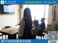 6月14日，拿回家做的手工活，大家都喜歡、都想做。手工之家接待考察加工客戶剪影