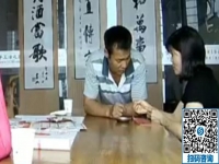 李先生來(lái)手工之家現(xiàn)場(chǎng)練習(xí)珠繡針?lè)?，耐心認(rèn)真的態(tài)度值得佩服