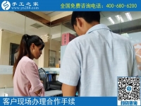 做一個能掙錢的寶媽，活出自己的風采。山東德州的盧女士在家做手工活后的分享