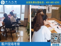 7月29日，為什么都選手工之家的珠繡串珠外放手工活？正規(guī)的手工活外發(fā)加工廠家有什么特征？手工之家接待考察加工客戶剪影