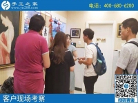 組織人做手工活促進(jìn)鄰里和睦，一起說說笑笑串珠繡