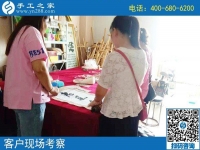 8月14日，把手工活拿回家做，這里的珠繡個人定制很受歡迎，手工之家接待考察加工客戶剪影