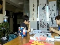 來手工之家考察，邊琢磨珠繡畫邊打電話和家人商量辦合作手續(xù)