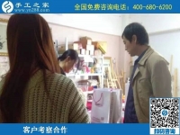10月13日，農(nóng)忙之后不外出打工，勵志珠正規(guī)手工活是個好選擇，手工之家接待考察加工客戶剪影