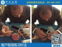 冬天農(nóng)閑，農(nóng)村婦女拿手工活回家做業(yè)余增收