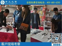 10月27日，做好手工活外發(fā)加工，更要做好珠繡成品銷售，手工之家接待考察加工客戶剪影