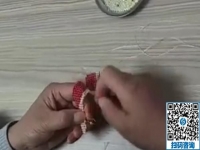現(xiàn)場體驗學習珠繡產(chǎn)品加工針法， 手工活之家的加工客戶學的很用心