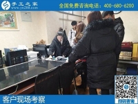 留守婦女在家做的手工活，坐在一起說說笑笑把錢掙！