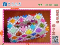 姐妹倆一起做手工活，一起利用空余時間賺錢