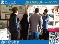 4月26日，農(nóng)村手工活加工項(xiàng)目、純手工活外發(fā)加工，返鄉(xiāng)農(nóng)民工的創(chuàng)業(yè)好項(xiàng)目就在勵(lì)志珠珠繡，手工之家接待考察合作加工客戶剪影
