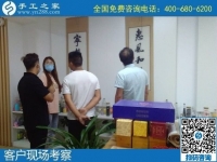 8月7日，負(fù)責(zé)回收手工活，在家做手工活掙錢(qián)，越來(lái)越多的人選擇這個(gè)非遺項(xiàng)目，手工之家接待考察合作加工客戶(hù)剪影
