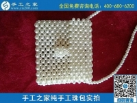 8月12日，拿回家做的手工活，沒(méi)有性別之分，要找對(duì)手工活外發(fā)項(xiàng)目，來(lái)手工之家，珠繡純手工珠包實(shí)拍