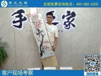 8月15日，手工活拿回家做要掙錢(qián)，越來(lái)越多的人選擇了這里外發(fā)手工活，手工之家接待考察合作加工客戶(hù)剪影