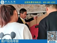 11月14日，純手工活外發(fā)加工，想在家做手工活掙錢的人選擇了珠繡，手工之家接待考察加工客戶剪影