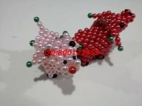 7月1日，傳承非遺傳統(tǒng)手工，勵(lì)志珠珠繡手工是正規(guī)拿回家做的手工活，常年有活兒，圖為加工人員寄回的珠繡串珠飾品實(shí)拍