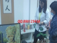 下班后的好兼職，做珠繡手工活掙錢的她帶著同事一起干