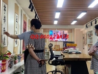 8月23日，材料有保障，拿回家做的手工活，在家做手工活掙錢選非遺手工勵(lì)志珠珠繡是有道理的，圖為手工之家接待考察加工人員剪影