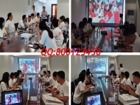 10月11日，想接正規(guī)廠家的手工活，找拿回家做的手工活，看好這兩點(diǎn)，可以放心選擇了，圖為手工之家優(yōu)秀繡娘往期培訓(xùn)會(huì)剪影