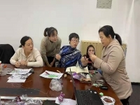 串珠外包加工手工活在零工經(jīng)濟中發(fā)揮重要作用，讓許多人居家受益
