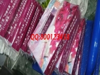 冬日暖陽(yáng)下，村里婦女們聚在一起做手工活掙錢