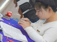 3月2日，帶回家做的手工活，珠繡串珠代加工手工活是手工之家外發(fā)加工的手工活項(xiàng)目，圖為加工人員來手工之家現(xiàn)場(chǎng)學(xué)習(xí)手工技能剪影