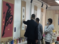 3月23日，想接正規(guī)廠家的手工活，純手工活外發(fā)加工項目，十多年的手工之家有非遺傳統(tǒng)手工珠繡，圖為手工之家接待考察合作加工客戶剪影
