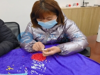 在家串串珠子就能賺錢，這個手工活串珠加工項目很靠譜