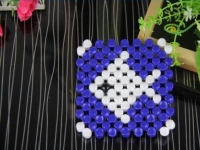 3月27日，年輕人也喜歡在家工作，把手工活拿回家做，手工之家會(huì)提供成品參考和驗(yàn)收標(biāo)準(zhǔn)，圖為勵(lì)志珠珠繡串珠手工產(chǎn)品剪影