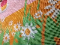 既能陪伴孩子又能賺錢，多虧正規(guī)寄料彩珠繡手工活