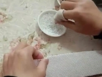 農(nóng)閑更賺錢，剛忙完麥?zhǔn)?，又忙起彩珠繡加工來……